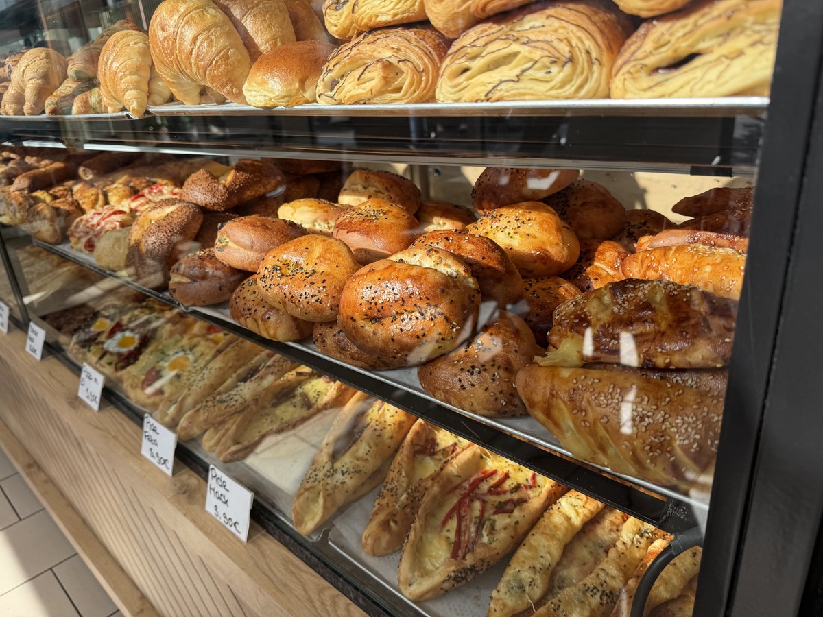 Croissants und Süßgebäck in der Vitrine bei Fenske
