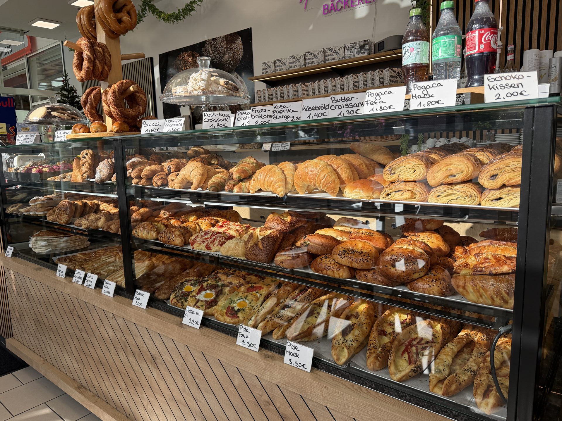 Gefüllte Verkaufsvitrine der Fenske Bäckerei mit Gebäck und Snacks