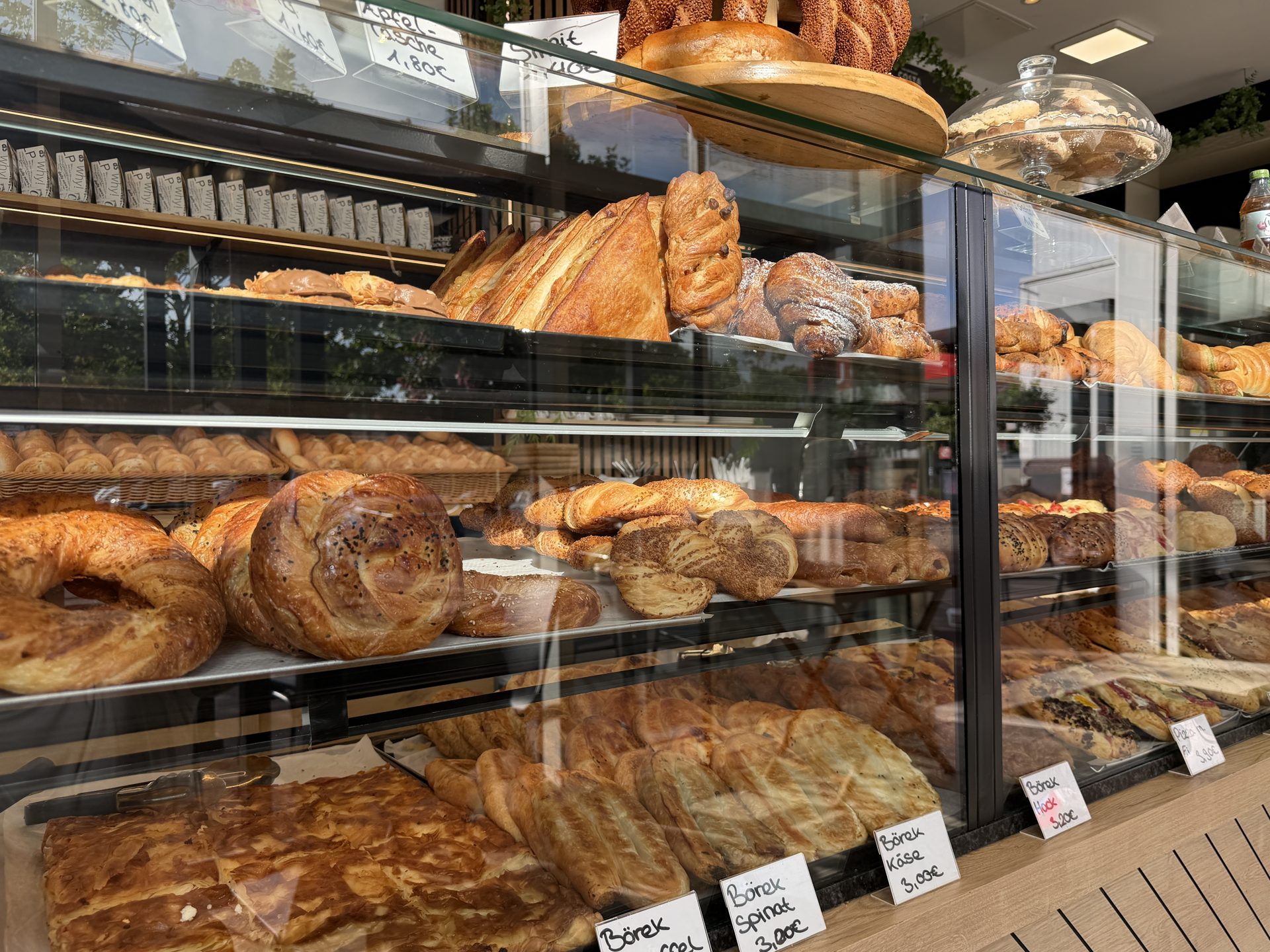 Croissants und Plundergebäck in der Vitrine
