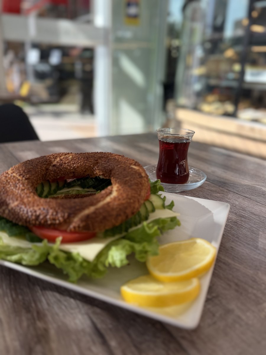Belegtes Simit mit Salat und türkischem Çay