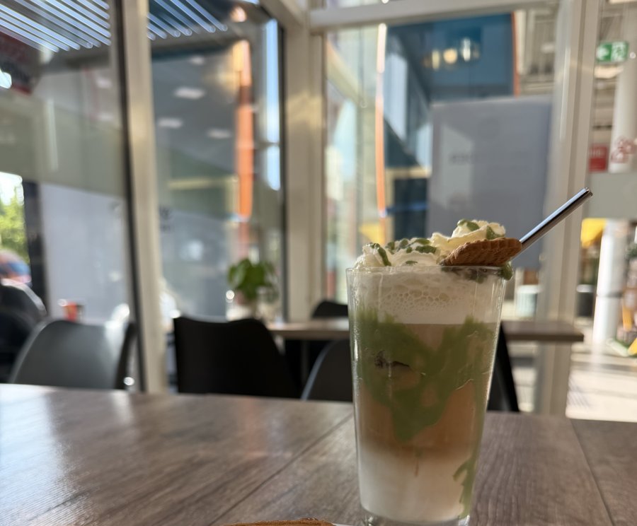 Latte-Kreation im Glas bei Fenske